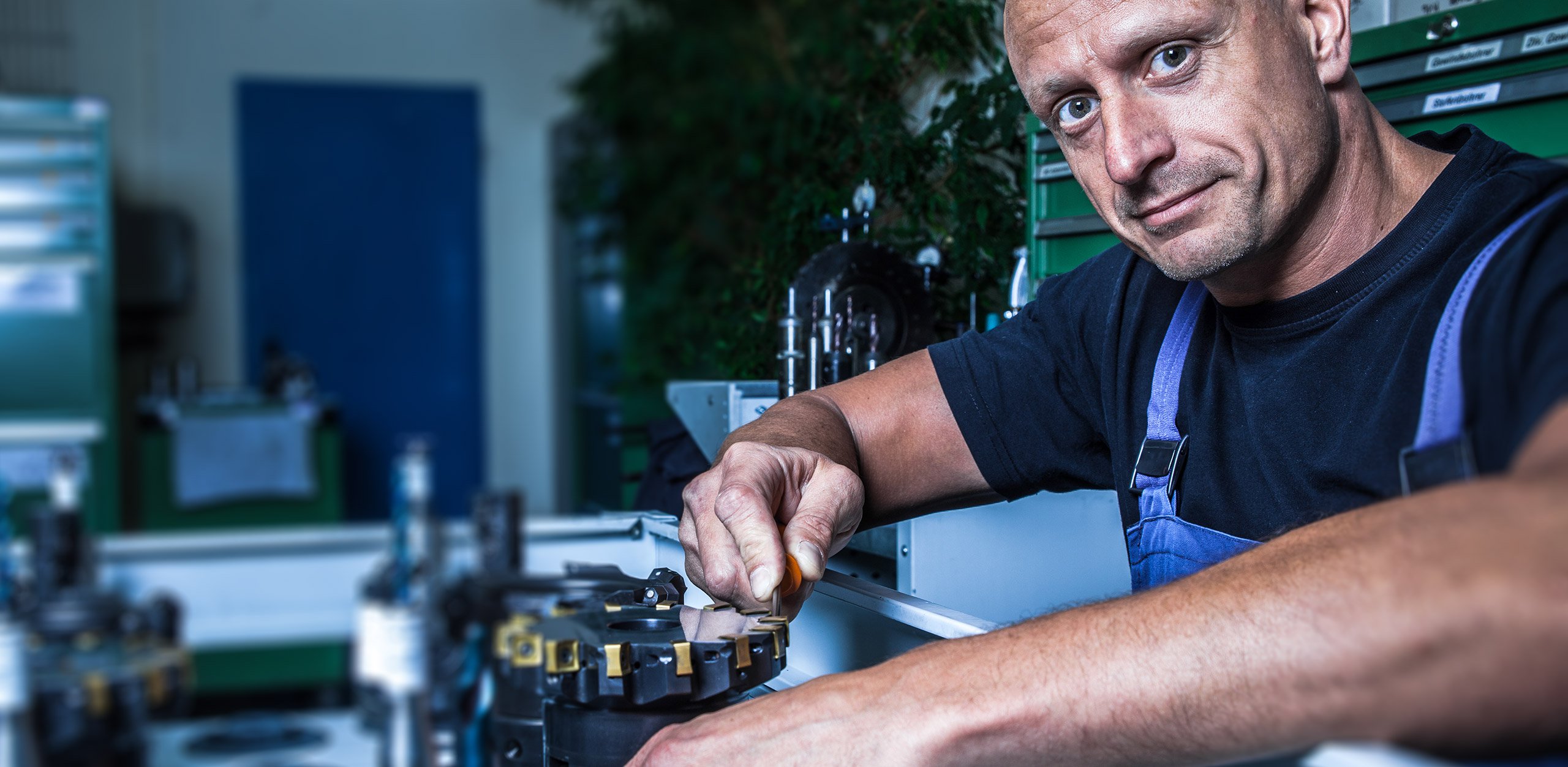 Ein Arbeiter führt präzise Justierungen an einer Maschine bei MFT Motoren und Fahrzeugtechnik GmbH durch. Ein Arbeiter führt präzise Justierungen an einer Maschine bei MFT Motoren und Fahrzeugtechnik GmbH durch.