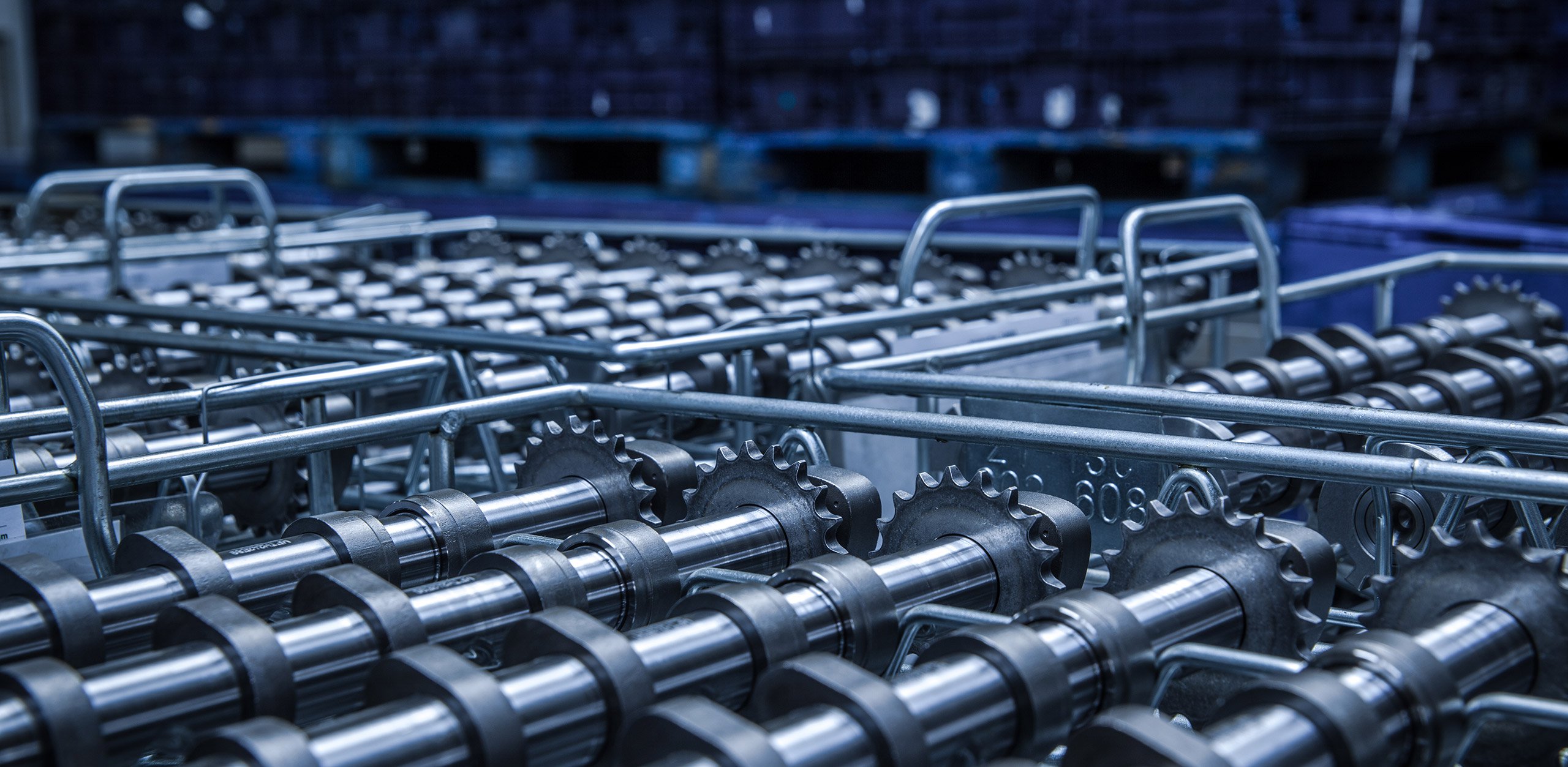 Gefertigte Nockenwellen ordentlich gelagert in Metallgestellen bei MFT Motoren und Fahrzeugtechnik GmbH. Gefertigte Nockenwellen ordentlich gelagert in Metallgestellen bei MFT Motoren und Fahrzeugtechnik GmbH.
